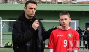 Бербатов изведе на терена 14 годишния Стиви, за когото България се моли