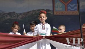 Пъстър пролетен празник сътвориха децата от детските градини в община Симитли на единствения по рода си фестивал „Детски усмивки“