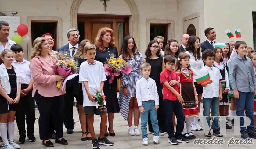 Вицепрезидентът Илияна Йотова откри учебната година в Българското неделно училище „Св. св. Кирил и Методий“ в Истанбул