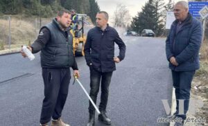 Кметът Радослав Ревански и Областния лидер на ДПС Ведат Хюсеин инспектират асфалтирането на главната улица в с. Краище