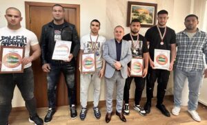 Кметът на община Сандански Атанас Стоянов посрещна шампионите от Спортен клуб по борба Be Real