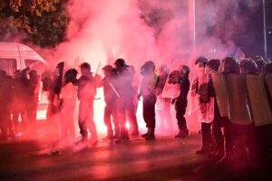 СДВР Петима полицаи са ранени, организаторът на протеста се разграничи от феновете