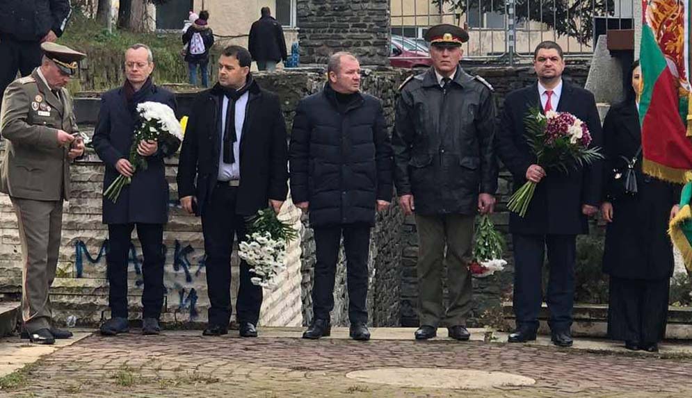 Радослав Тасков, взе участие в ритуала по полагане на цветя пред паметника на Великия български поет революционер