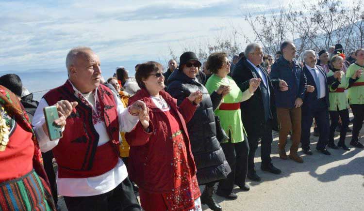 Стотици хора празнуваха Трифон Зарезан в село Делчево